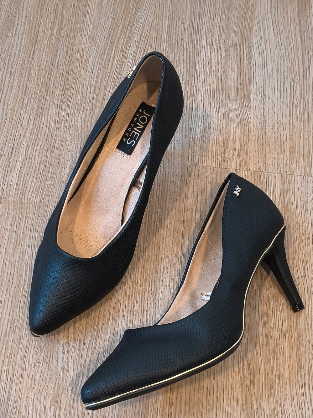 Jones New York Black Pointed-Toe Textured Heels with Gold Accent